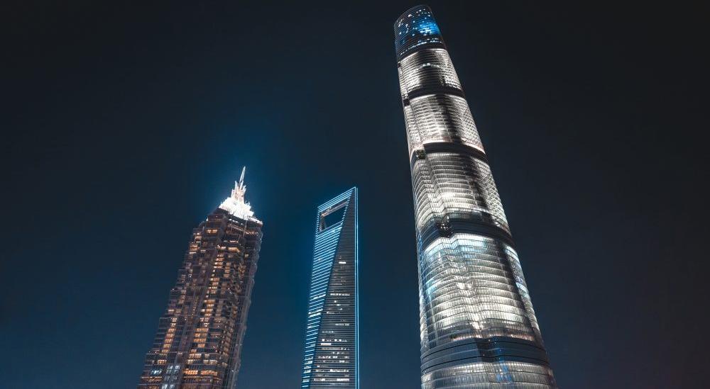 Shanghai Tower bei Nacht mit umliegenden Gebäuden